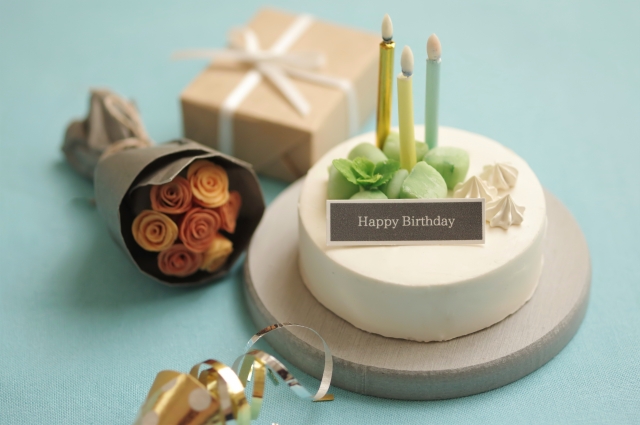 誕生日ケーキと花束