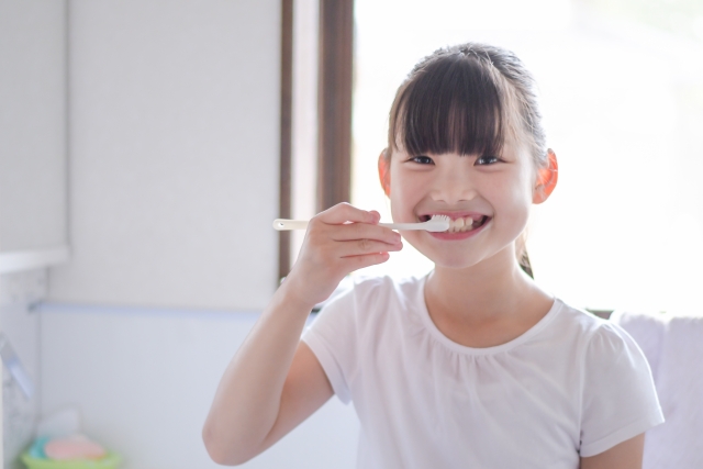 笑顔で歯磨きをする子ども